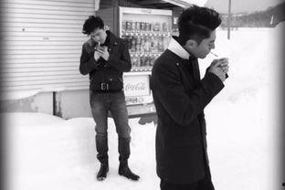 胡歌霍建华雪地照片,兄弟情深共度寒冬